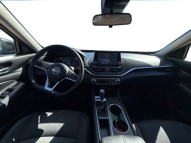 Nissan Altima Vehicle Full-screen Gallery Image 15