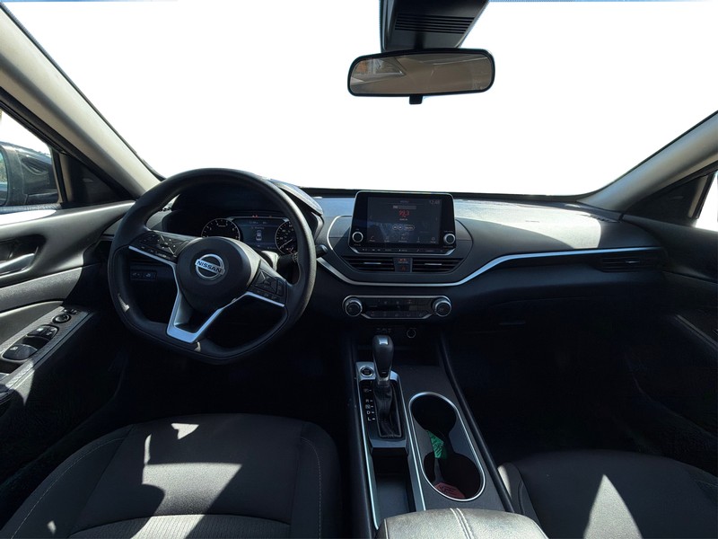 Nissan Altima Vehicle Full-screen Gallery Image 16