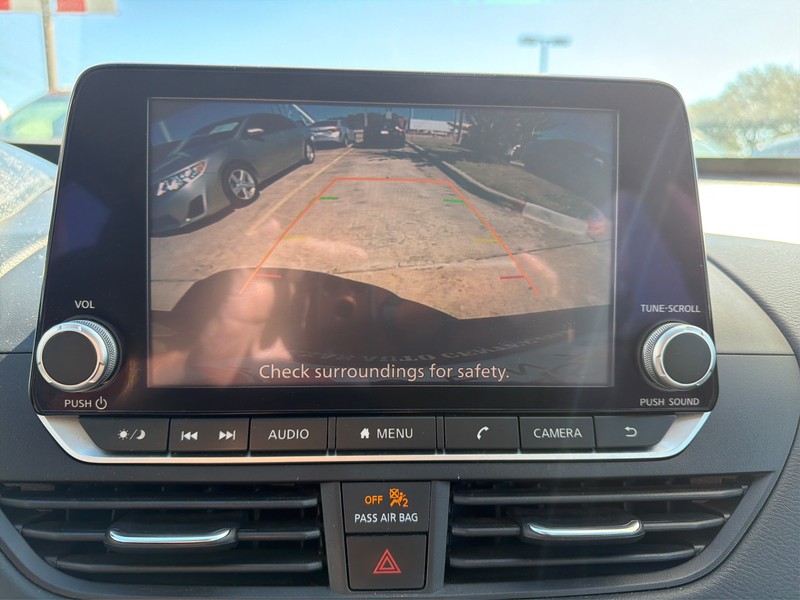 Nissan Altima Vehicle Full-screen Gallery Image 17