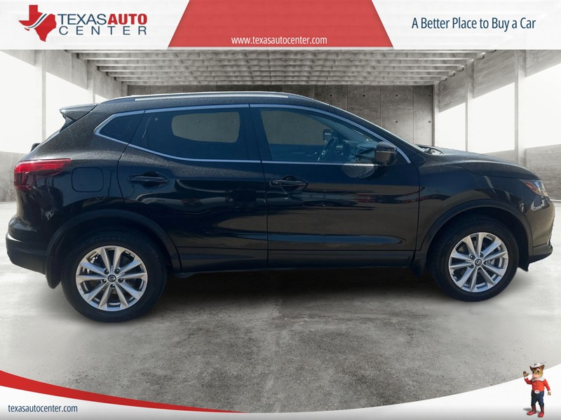 Nissan Rogue Sport Vehicle Full-screen Gallery Image 04
