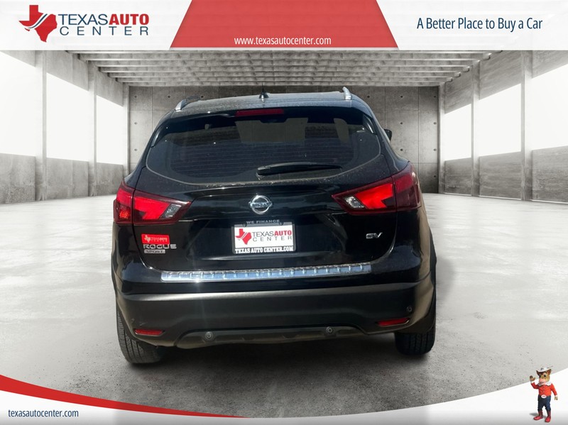 Nissan Rogue Sport Vehicle Full-screen Gallery Image 06