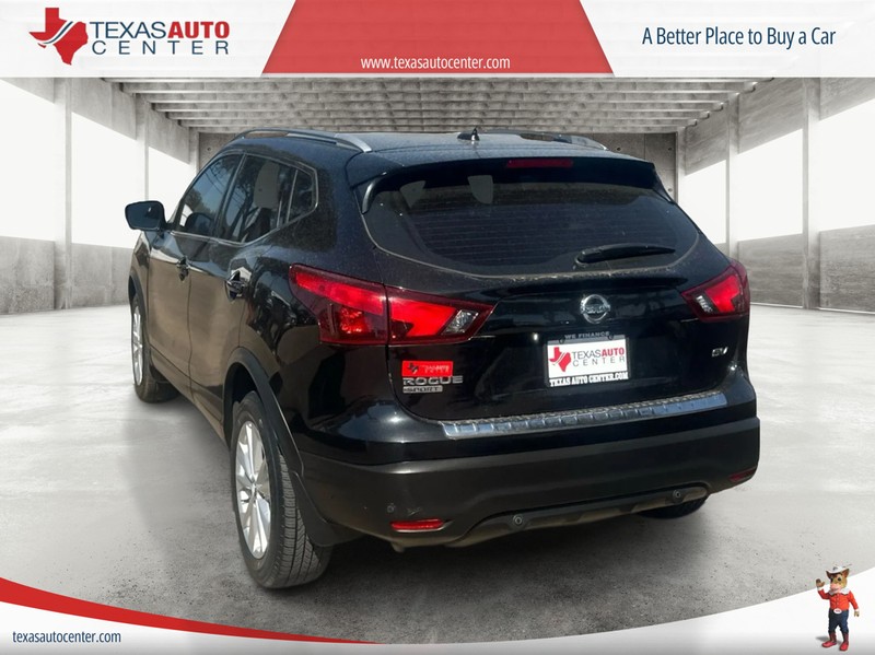 Nissan Rogue Sport Vehicle Full-screen Gallery Image 08