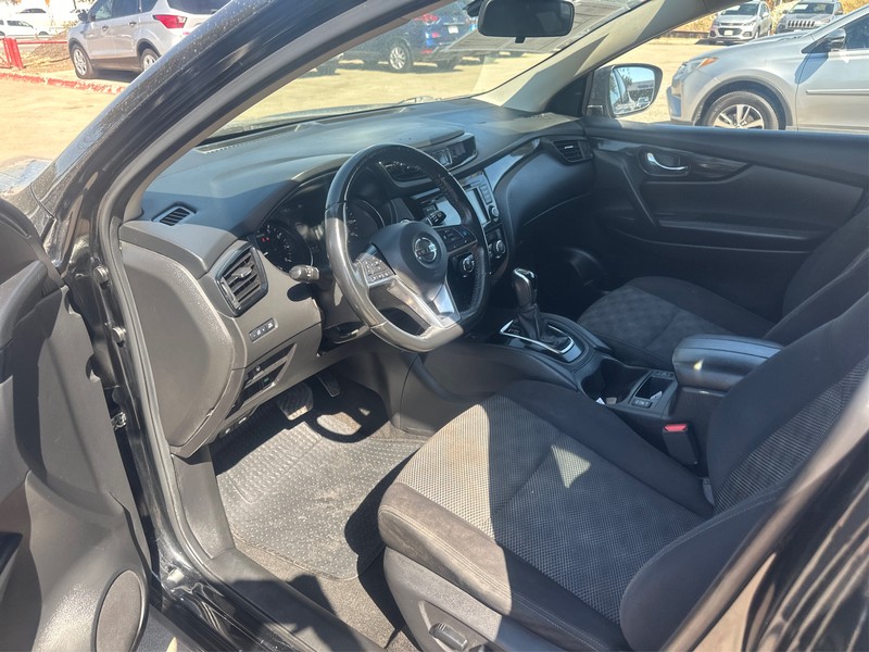 Nissan Rogue Sport Vehicle Full-screen Gallery Image 09