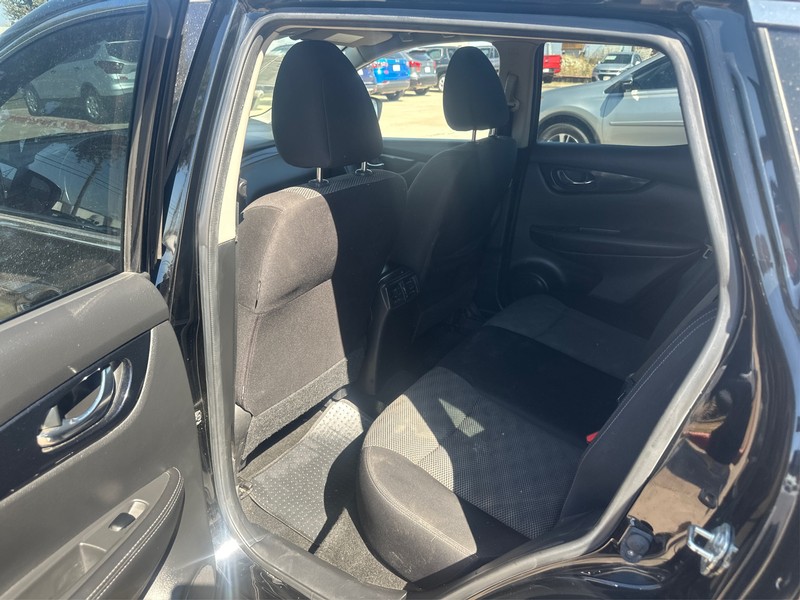 Nissan Rogue Sport Vehicle Full-screen Gallery Image 10