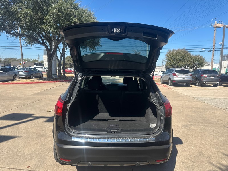 Nissan Rogue Sport Vehicle Full-screen Gallery Image 11