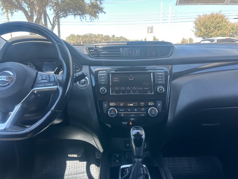 Nissan Rogue Sport Vehicle Full-screen Gallery Image 12