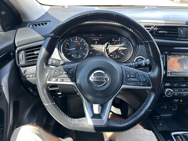 Nissan Rogue Sport Vehicle Full-screen Gallery Image 14