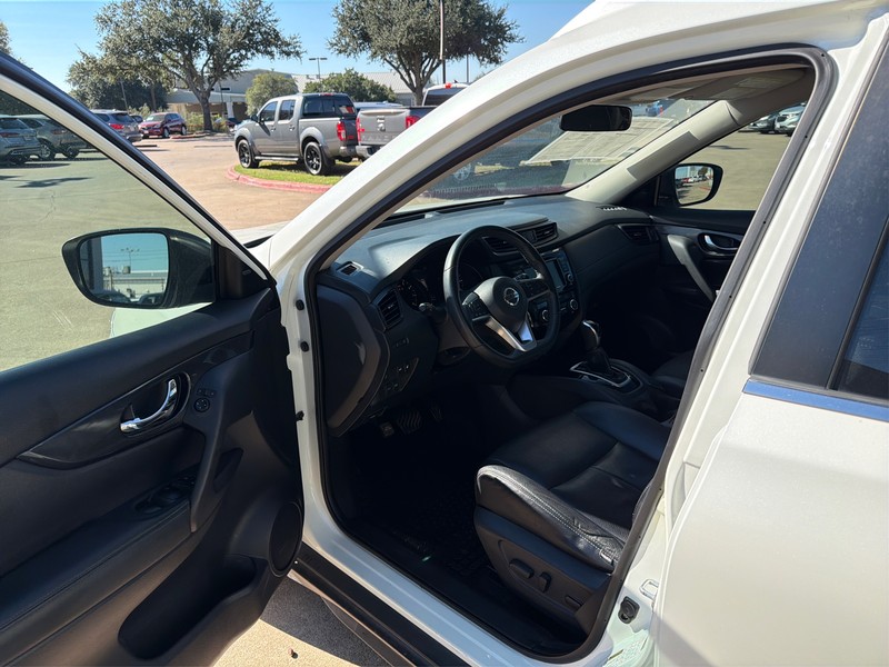 Nissan Rogue Vehicle Full-screen Gallery Image 9