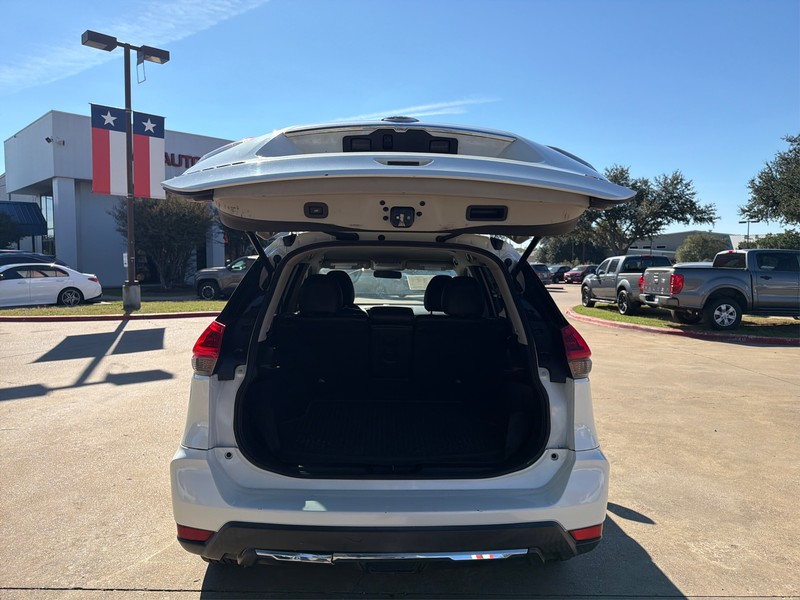 Nissan Rogue Vehicle Full-screen Gallery Image 11