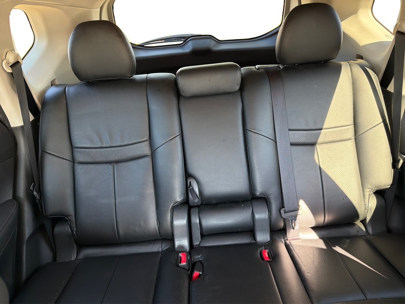 Nissan Rogue Vehicle Full-screen Gallery Image 13