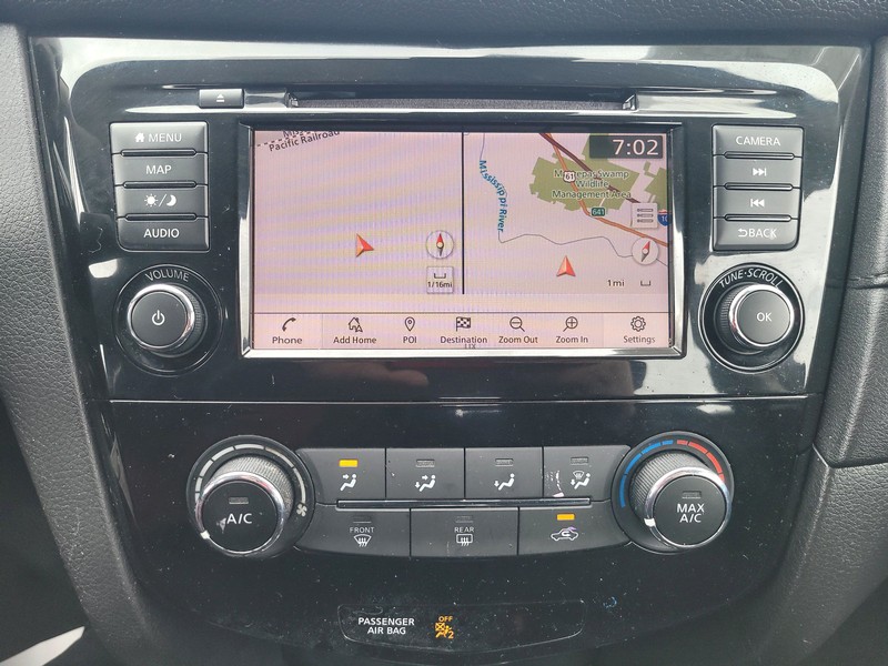 Nissan Rogue Vehicle Full-screen Gallery Image 15