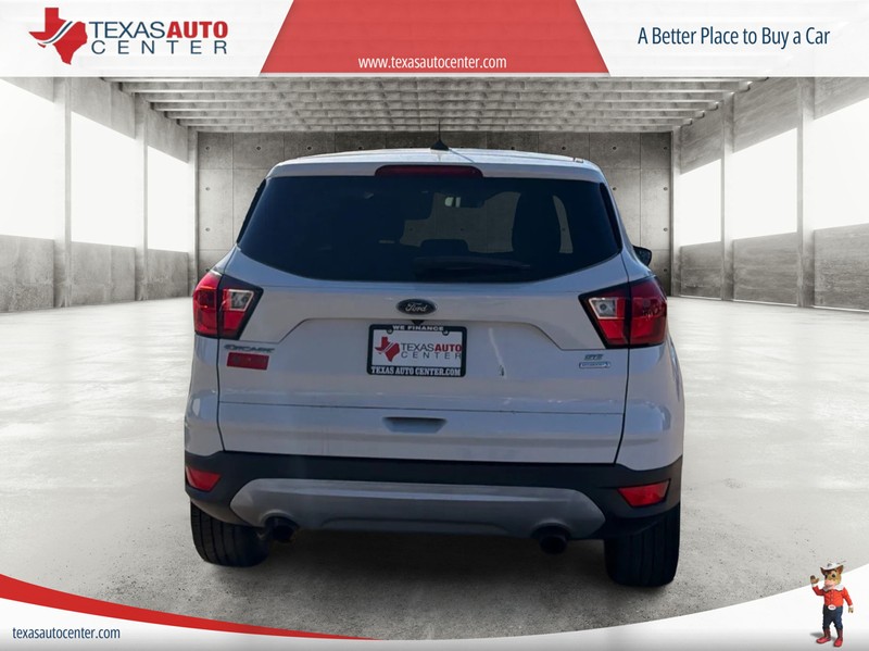 Ford Escape Vehicle Full-screen Gallery Image 6