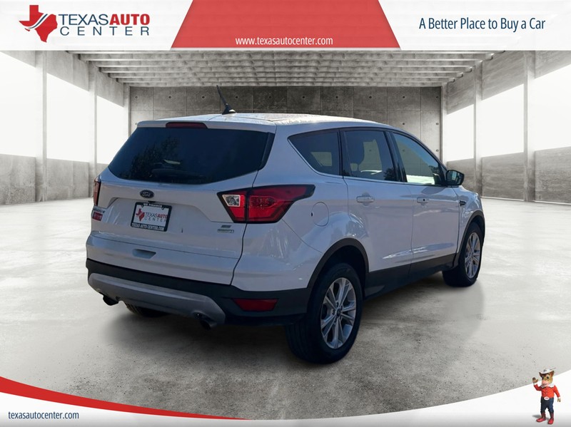 Ford Escape Vehicle Full-screen Gallery Image 7