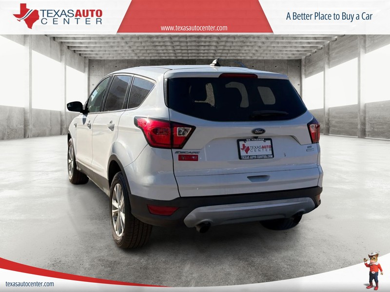 Ford Escape Vehicle Full-screen Gallery Image 8