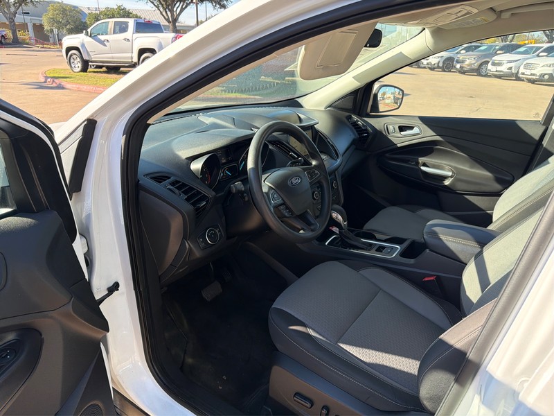 Ford Escape Vehicle Full-screen Gallery Image 9