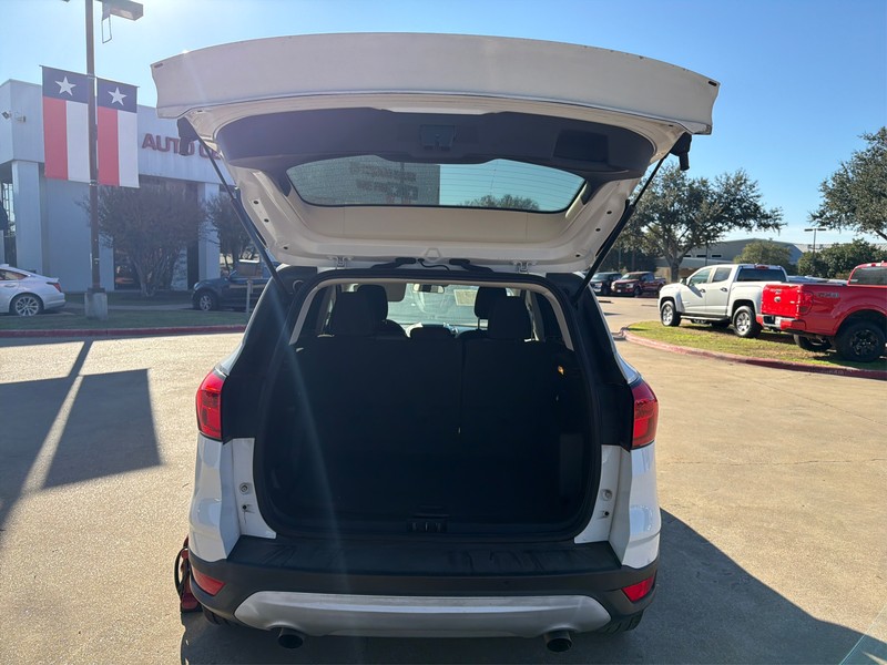 Ford Escape Vehicle Full-screen Gallery Image 11