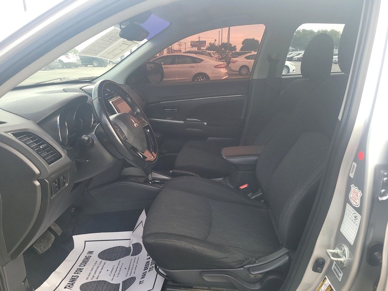 Mitsubishi Outlander Sport Vehicle Full-screen Gallery Image 9