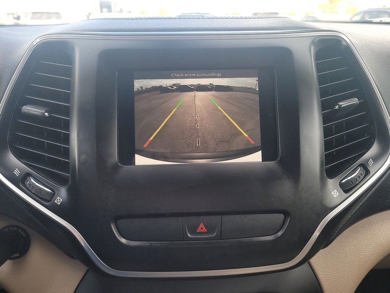 Jeep Cherokee Vehicle Full-screen Gallery Image 17