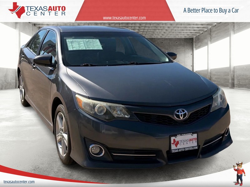 Toyota Camry Vehicle Full-screen Gallery Image 01