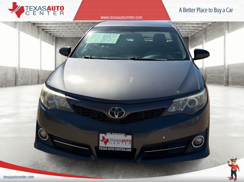 Toyota Camry Vehicle Full-screen Gallery Image 03