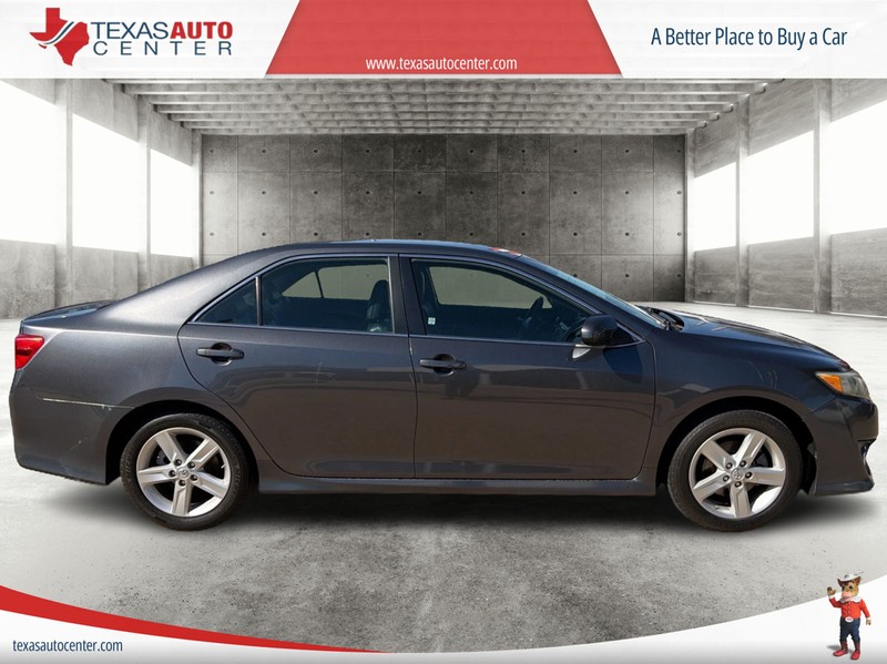 Toyota Camry Vehicle Full-screen Gallery Image 04