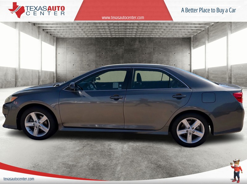 Toyota Camry Vehicle Full-screen Gallery Image 05