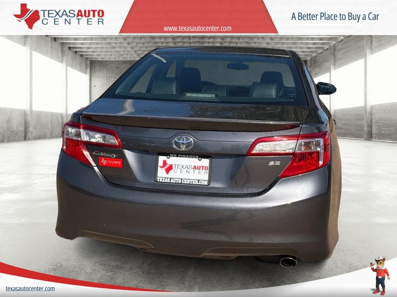 Toyota Camry Vehicle Full-screen Gallery Image 06