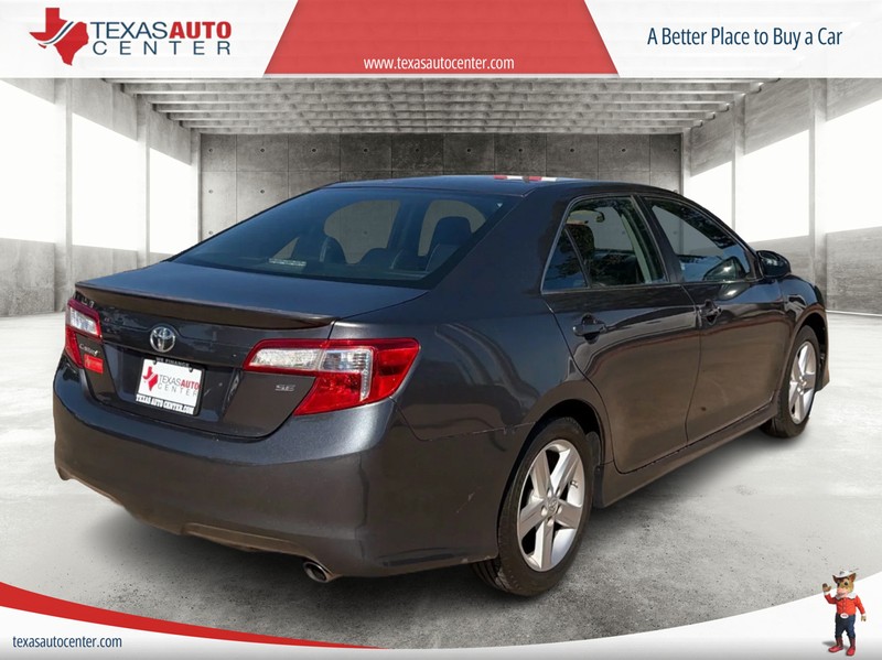 Toyota Camry Vehicle Full-screen Gallery Image 07