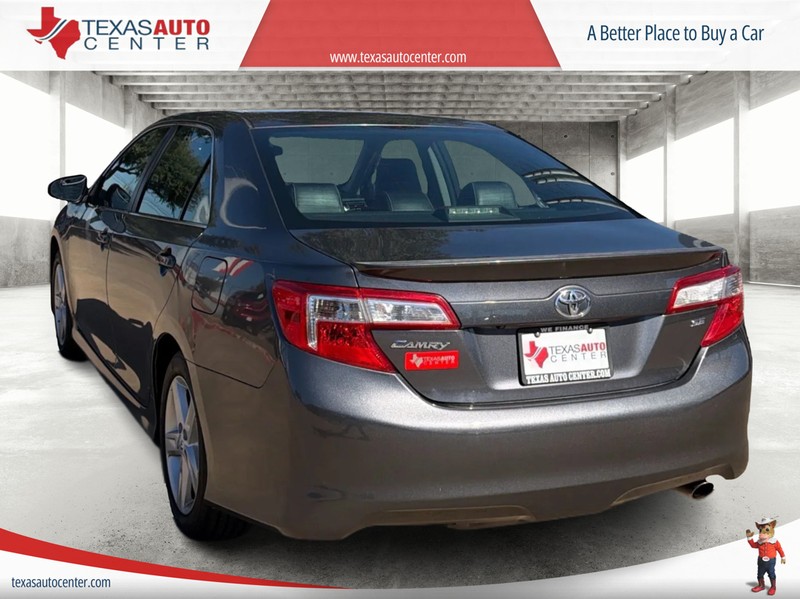 Toyota Camry Vehicle Full-screen Gallery Image 08