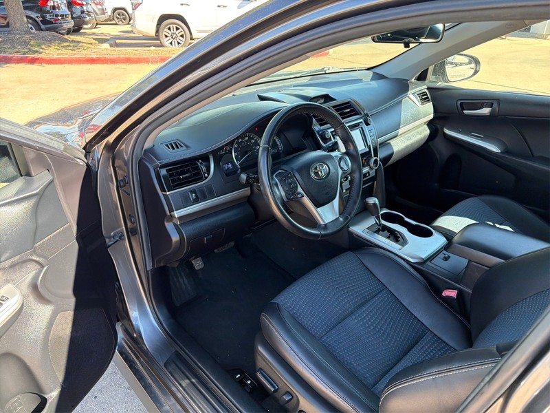 Toyota Camry Vehicle Full-screen Gallery Image 09