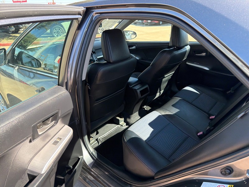 Toyota Camry Vehicle Full-screen Gallery Image 10