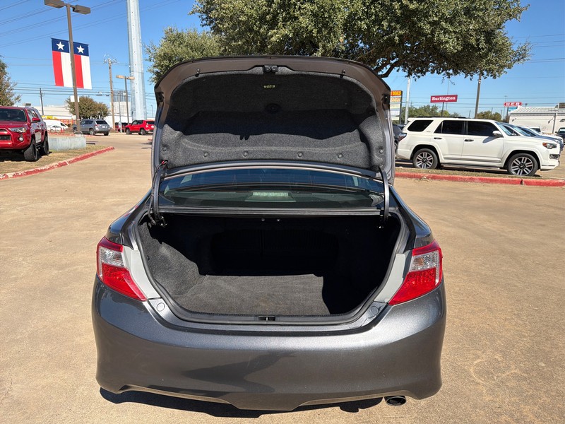 Toyota Camry Vehicle Full-screen Gallery Image 11