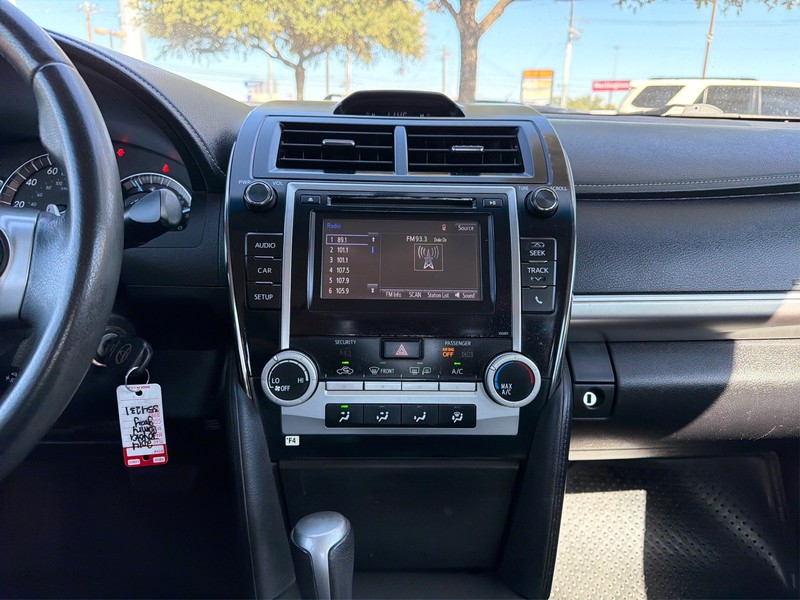 Toyota Camry Vehicle Full-screen Gallery Image 12