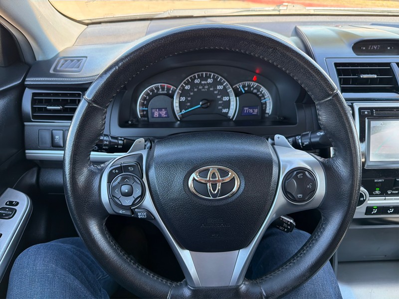 Toyota Camry Vehicle Full-screen Gallery Image 14