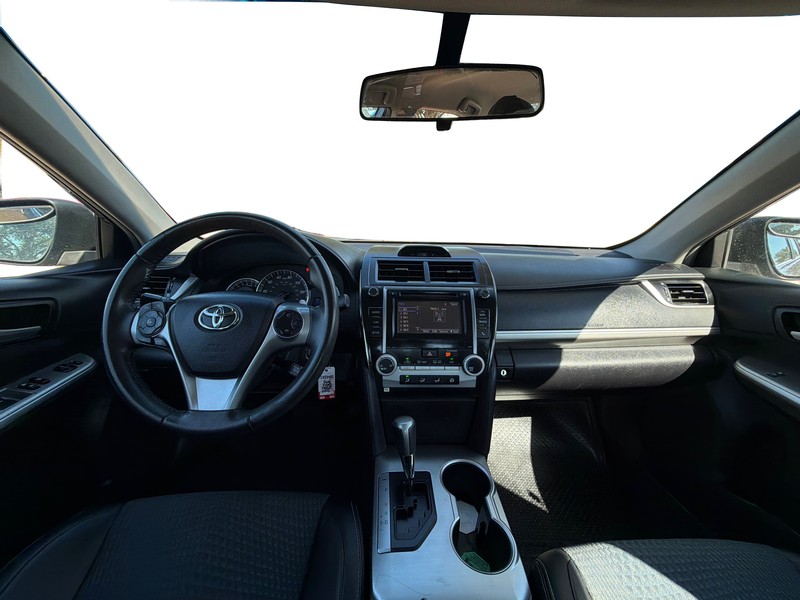 Toyota Camry Vehicle Full-screen Gallery Image 15
