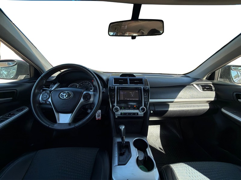 Toyota Camry Vehicle Full-screen Gallery Image 16
