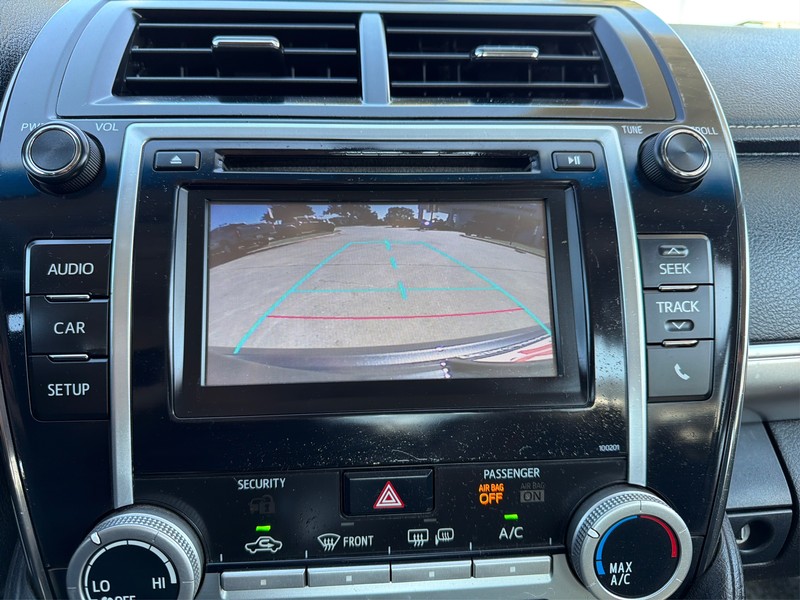 Toyota Camry Vehicle Full-screen Gallery Image 17