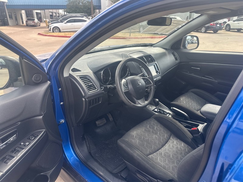 Mitsubishi Outlander Sport Vehicle Full-screen Gallery Image 09