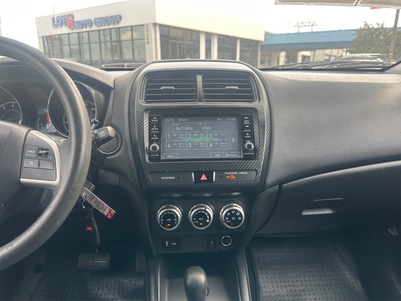 Mitsubishi Outlander Sport Vehicle Full-screen Gallery Image 12