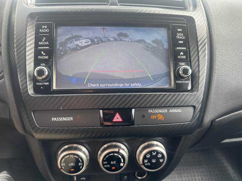 Mitsubishi Outlander Sport Vehicle Full-screen Gallery Image 17