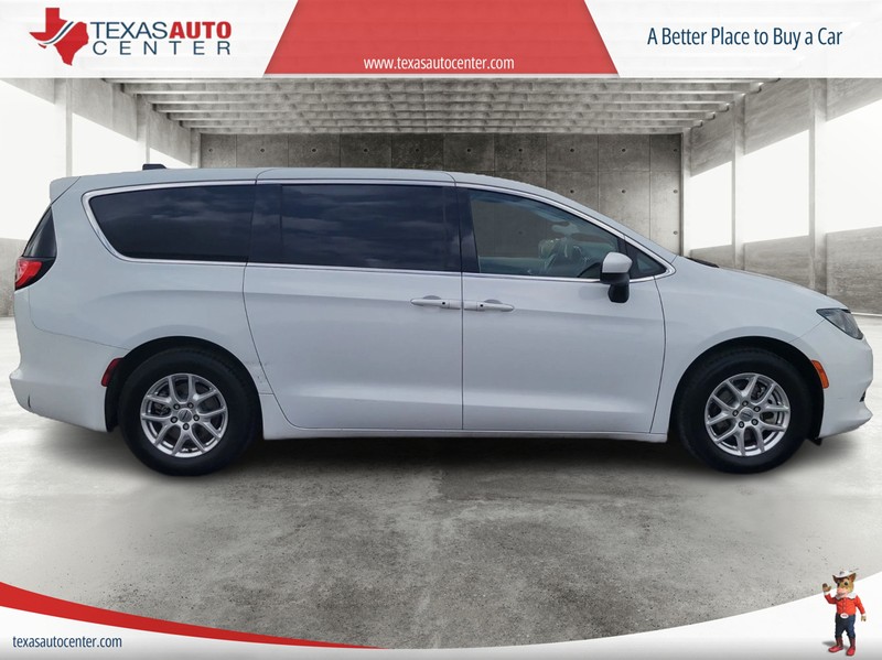 Chrysler Voyager Vehicle Full-screen Gallery Image 04