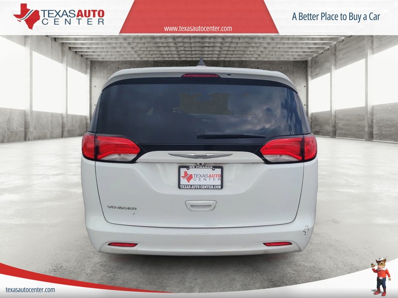 Chrysler Voyager Vehicle Full-screen Gallery Image 06