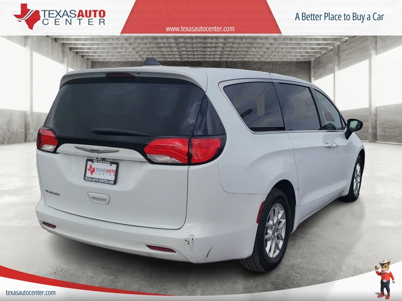 Chrysler Voyager Vehicle Full-screen Gallery Image 07