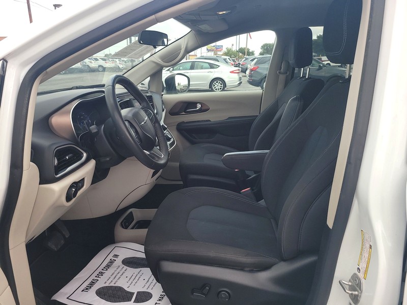 Chrysler Voyager Vehicle Full-screen Gallery Image 09