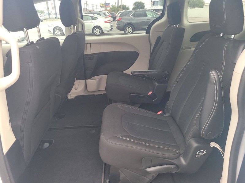 Chrysler Voyager Vehicle Full-screen Gallery Image 10