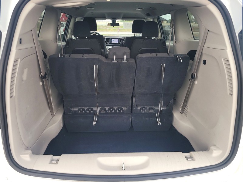 Chrysler Voyager Vehicle Full-screen Gallery Image 11