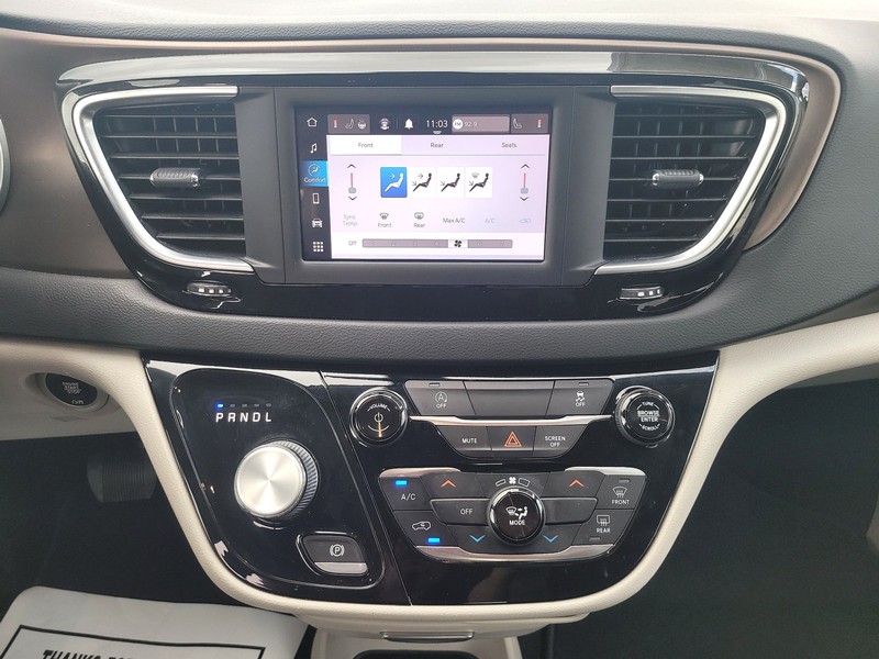 Chrysler Voyager Vehicle Full-screen Gallery Image 12