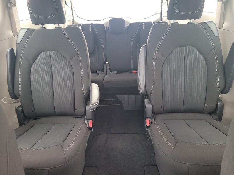 Chrysler Voyager Vehicle Full-screen Gallery Image 13