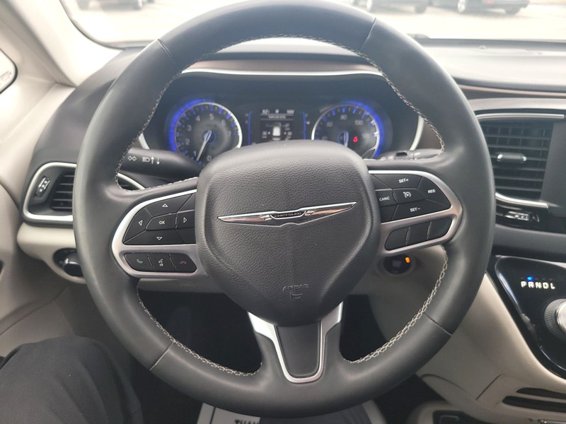 Chrysler Voyager Vehicle Full-screen Gallery Image 14