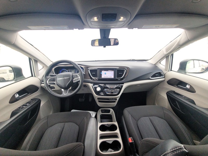 Chrysler Voyager Vehicle Full-screen Gallery Image 15